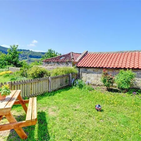 Vintage Holiday In Hackness Yorkshire With Garden